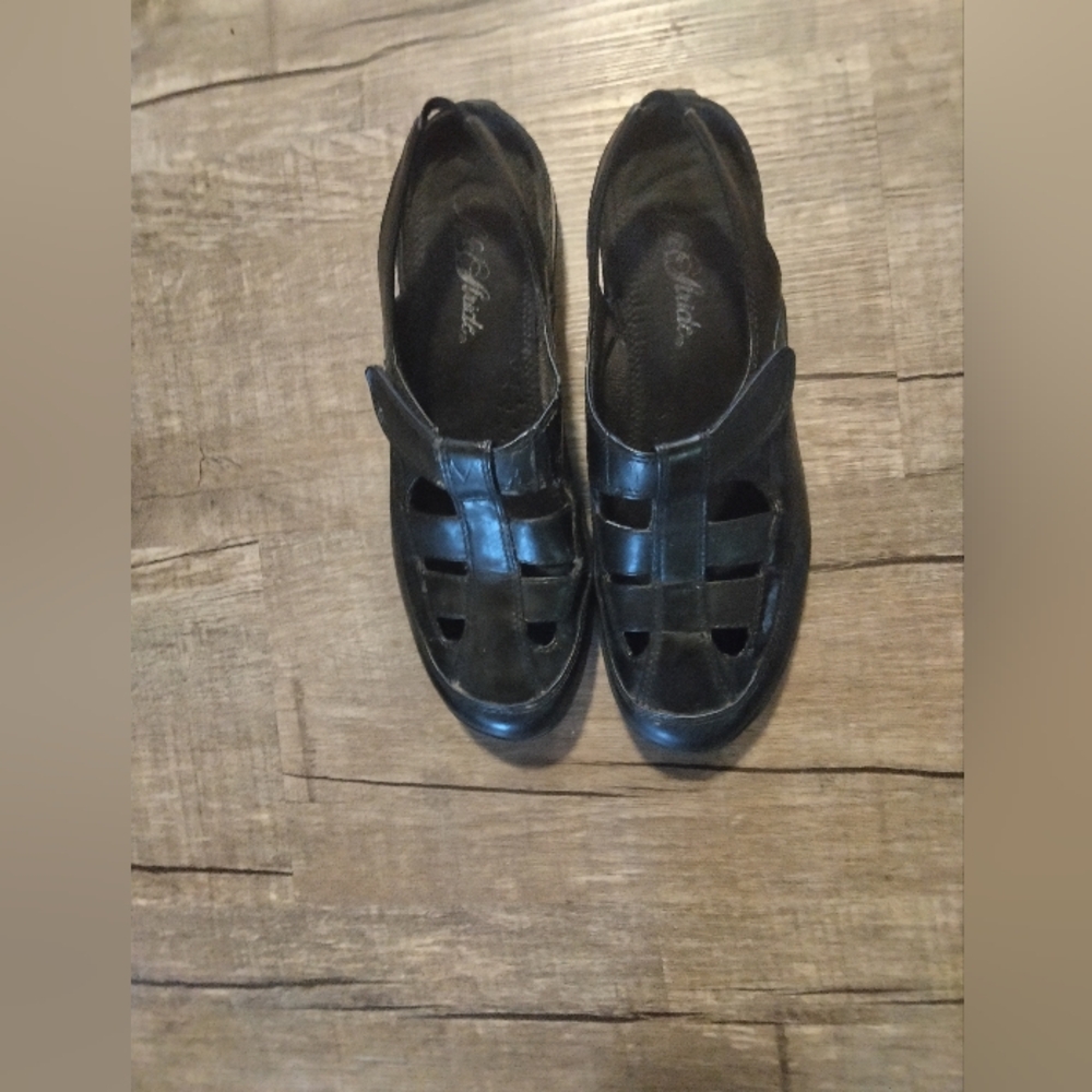 Women's Life Stride Leather Sandals